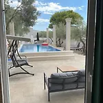 Luce Mit Pool *