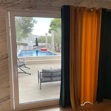 Luce Mit Pool Apartmán Makarská