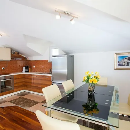 Luce Mit Pool * ماكارسكا