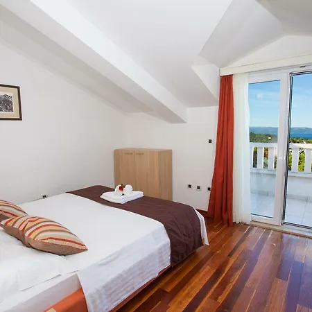 Luce Mit Pool Appartement Makarska