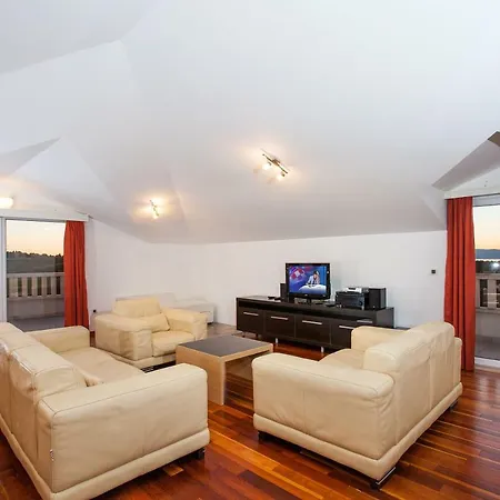 Luce Mit Pool Makarska