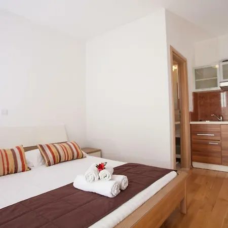 Luce Mit Pool Appartement *