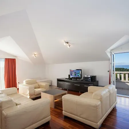 Luce Mit Pool Appartement *