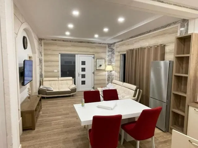 Luce Mit Pool Appartement *