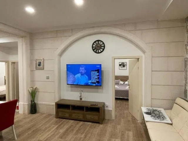 Luce Mit Pool * Makarska