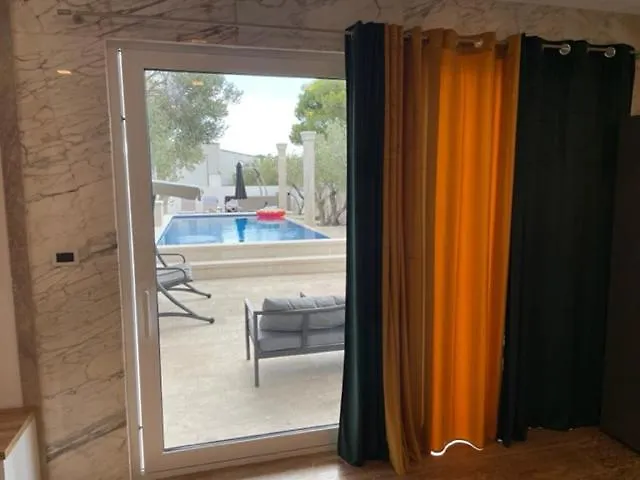 Luce Mit Pool Apartamento Makarska