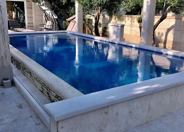 Luce Mit Pool * Makarska