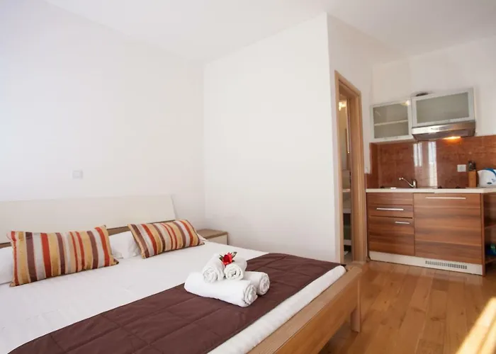 Luce Mit Pool Appartement *