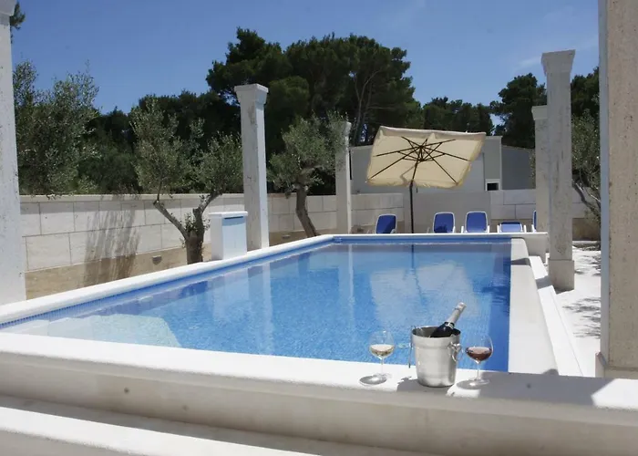 Luce Mit Pool * Makarska