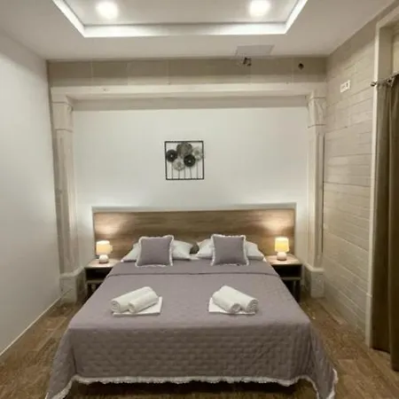 Luce Mit Pool 마카르스카