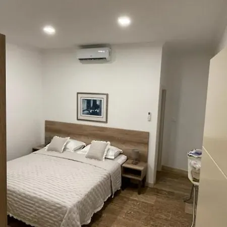 Luce Mit Pool 마카르스카