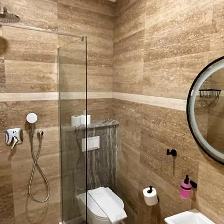 Luce Mit Pool 마카르스카