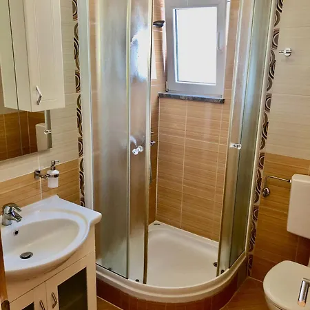 Luce Mit Pool 마카르스카