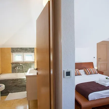 Luce Mit Pool * 마카르스카