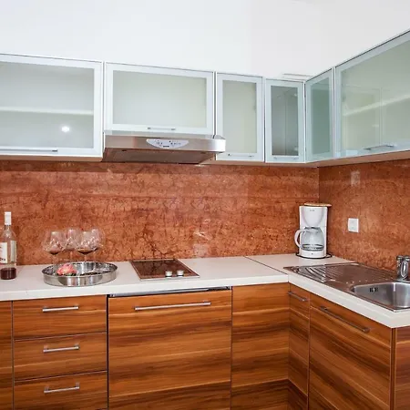 Luce Mit Pool * 마카르스카