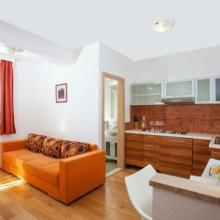 Luce Mit Pool * 마카르스카