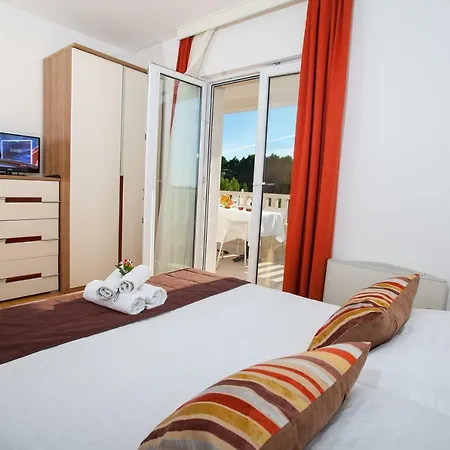 Luce Mit Pool 마카르스카