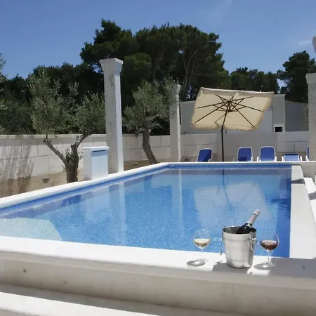 Luce Mit Pool * 마카르스카