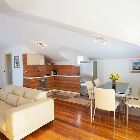 Luce Mit Pool 마카르스카