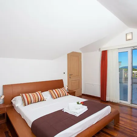 Appartement Luce Mit Pool Makarska