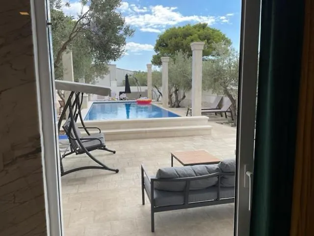 Luce Mit Pool *