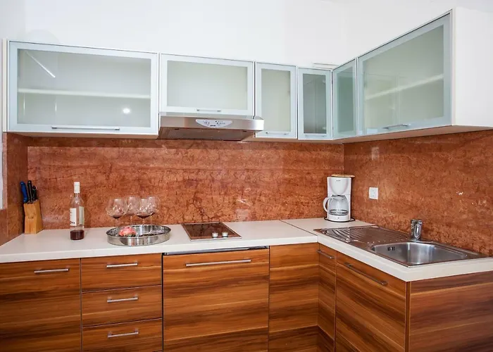 Luce Mit Pool * Makarska